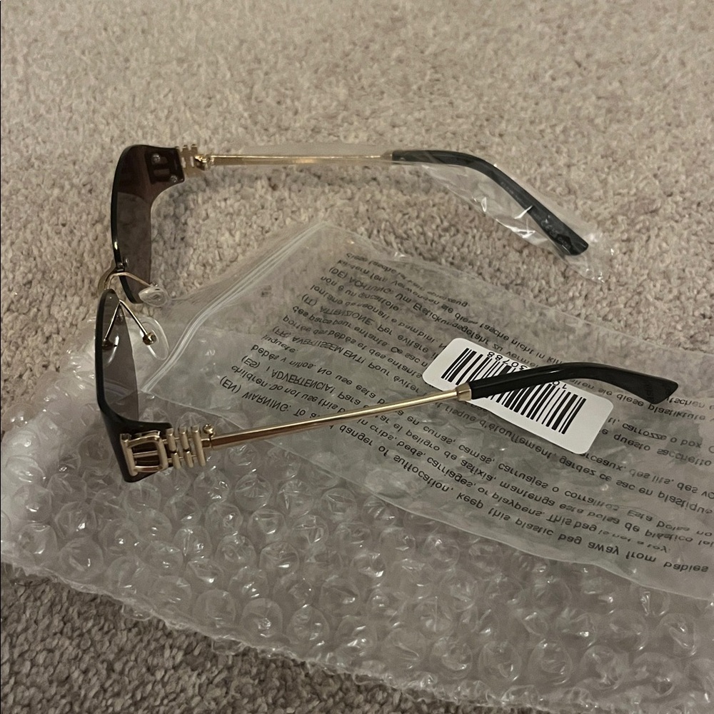 New Vici Rectangular Sunglasses - image 6